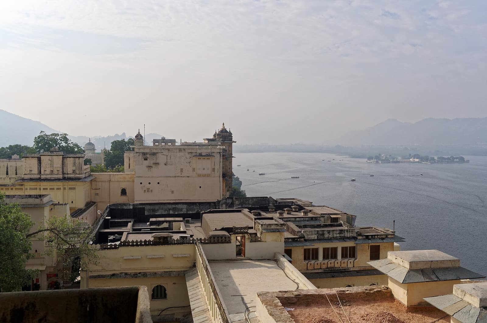 Lake Pichola and the City Palace in Udaipur, Rajasthan heritage tour package